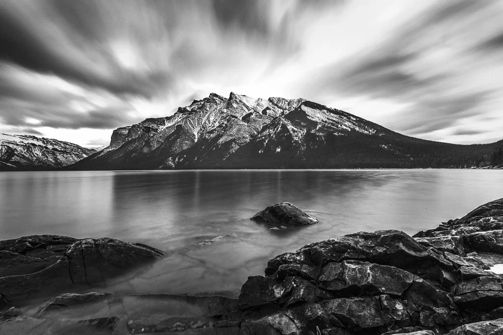 lake+minnewanka+bw 001